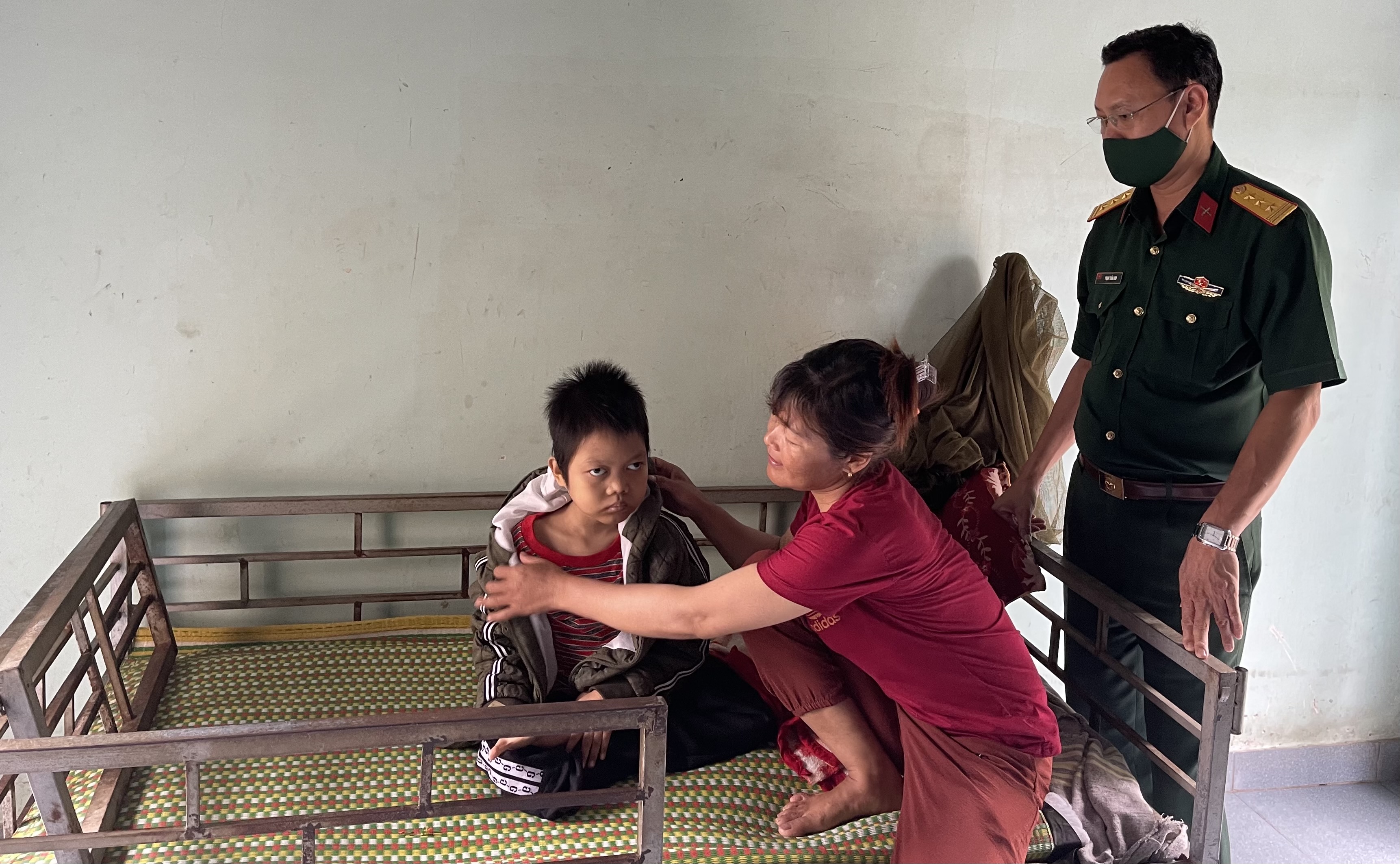 Con của gia đình quân nhân cần giúp đỡ